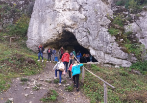Uczniowie zwiedzaja Jaskinię Krowią